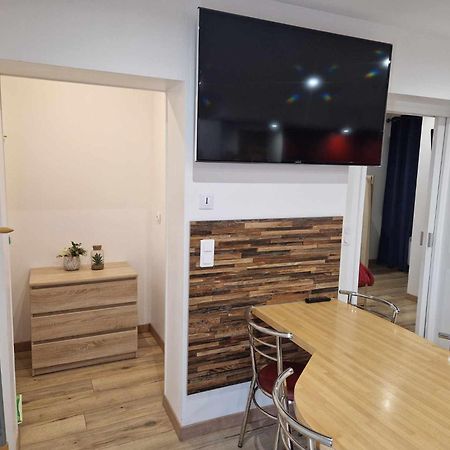 02 - Tres Joli 2 Pieces Avec 3 Lits Pouvant Accueillir Jusqu'A 5 Personnes, Situe Au Rdc Avec Entree Independante, Une Place De Parking Reservee Devant L'Entree Et Terrasse Sur L'Arriere Donnant Sur Parc Arbore, Tout Le Linge De Maison Est Fourni Razac-sur-lʼIsle المظهر الخارجي الصورة