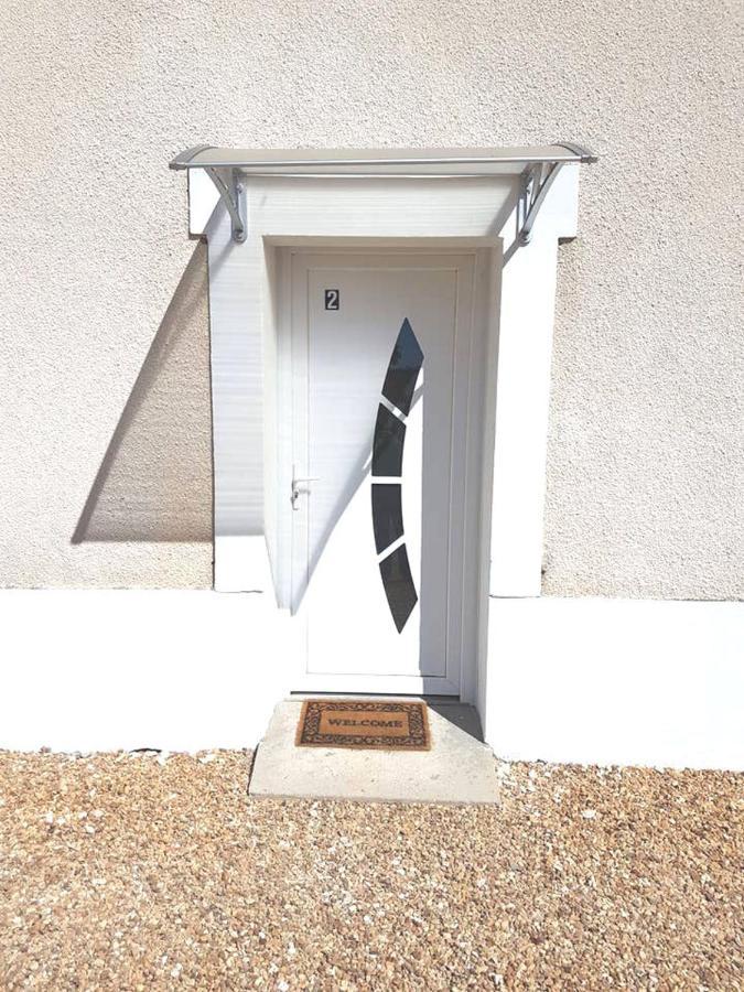 02 - Tres Joli 2 Pieces Avec 3 Lits Pouvant Accueillir Jusqu'A 5 Personnes, Situe Au Rdc Avec Entree Independante, Une Place De Parking Reservee Devant L'Entree Et Terrasse Sur L'Arriere Donnant Sur Parc Arbore, Tout Le Linge De Maison Est Fourni Razac-sur-lʼIsle المظهر الخارجي الصورة