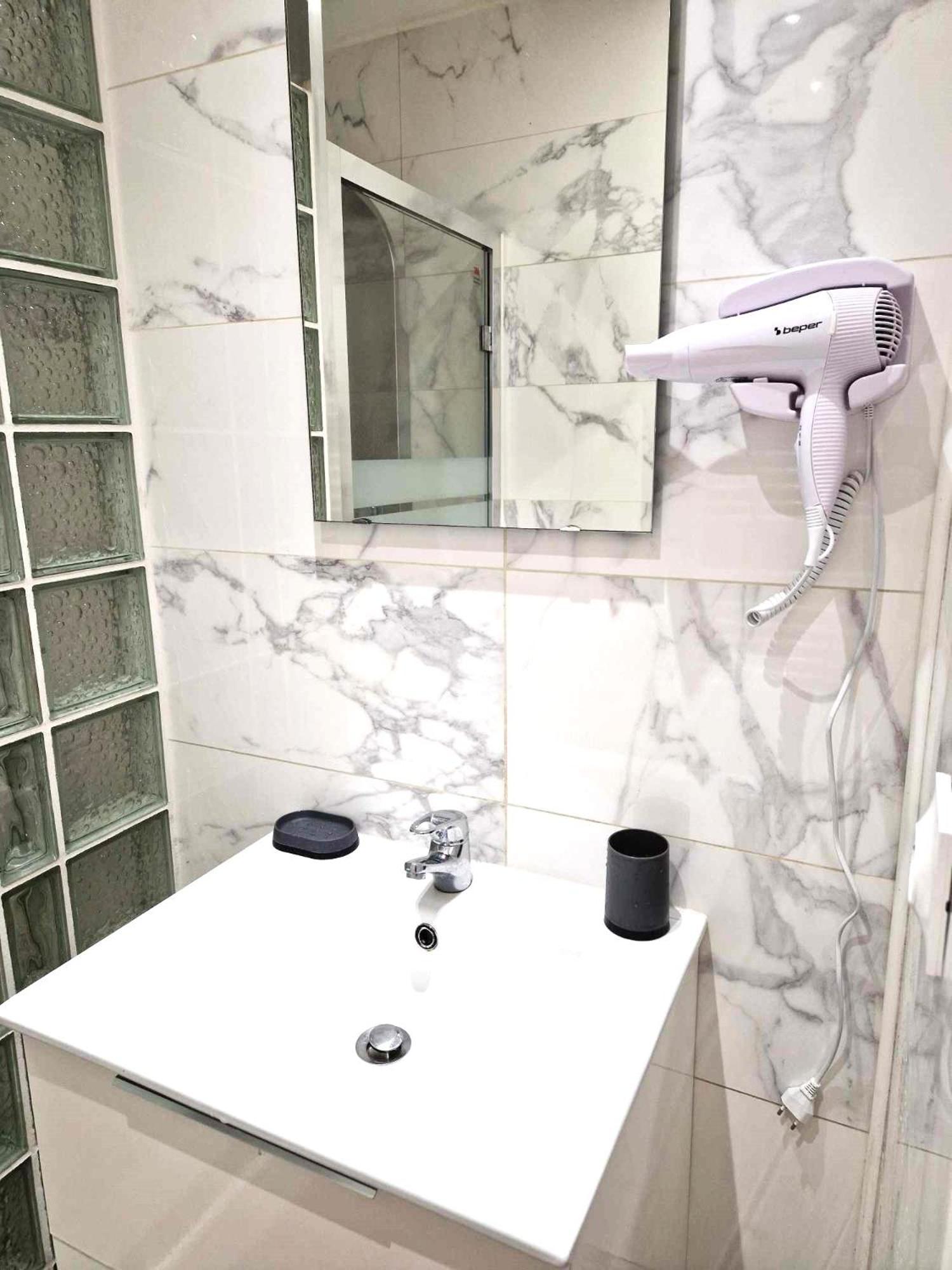02 - Tres Joli 2 Pieces Avec 3 Lits Pouvant Accueillir Jusqu'A 5 Personnes, Situe Au Rdc Avec Entree Independante, Une Place De Parking Reservee Devant L'Entree Et Terrasse Sur L'Arriere Donnant Sur Parc Arbore, Tout Le Linge De Maison Est Fourni Razac-sur-lʼIsle المظهر الخارجي الصورة