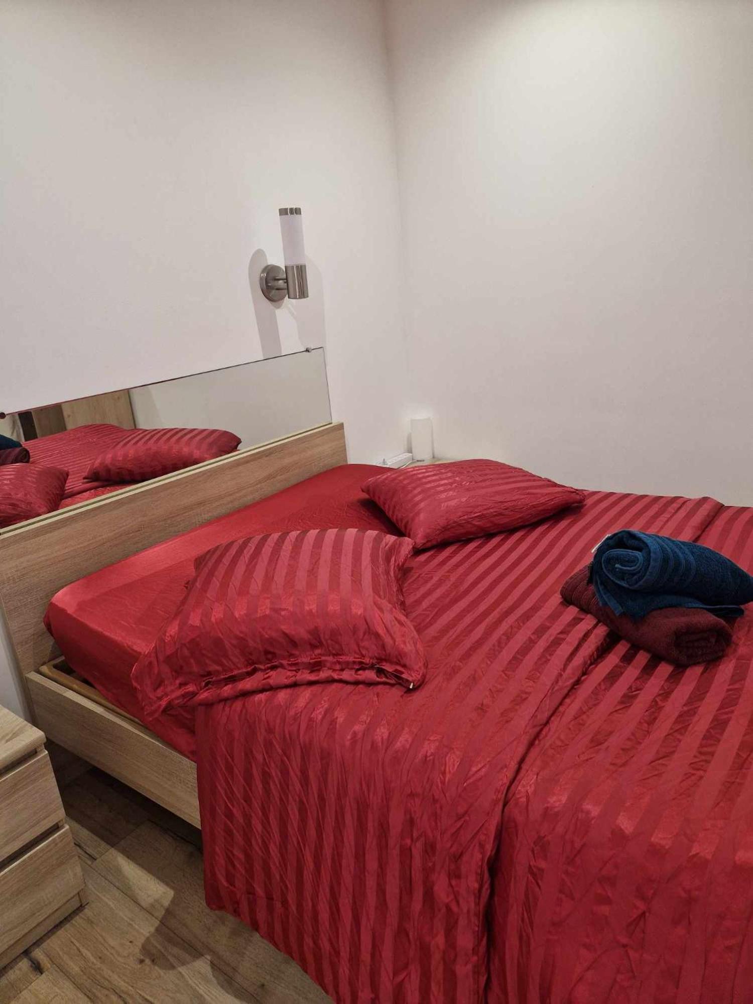 02 - Tres Joli 2 Pieces Avec 3 Lits Pouvant Accueillir Jusqu'A 5 Personnes, Situe Au Rdc Avec Entree Independante, Une Place De Parking Reservee Devant L'Entree Et Terrasse Sur L'Arriere Donnant Sur Parc Arbore, Tout Le Linge De Maison Est Fourni Razac-sur-lʼIsle المظهر الخارجي الصورة