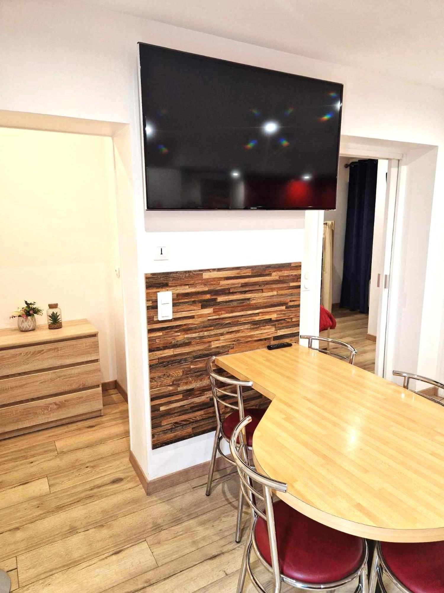 02 - Tres Joli 2 Pieces Avec 3 Lits Pouvant Accueillir Jusqu'A 5 Personnes, Situe Au Rdc Avec Entree Independante, Une Place De Parking Reservee Devant L'Entree Et Terrasse Sur L'Arriere Donnant Sur Parc Arbore, Tout Le Linge De Maison Est Fourni Razac-sur-lʼIsle المظهر الخارجي الصورة