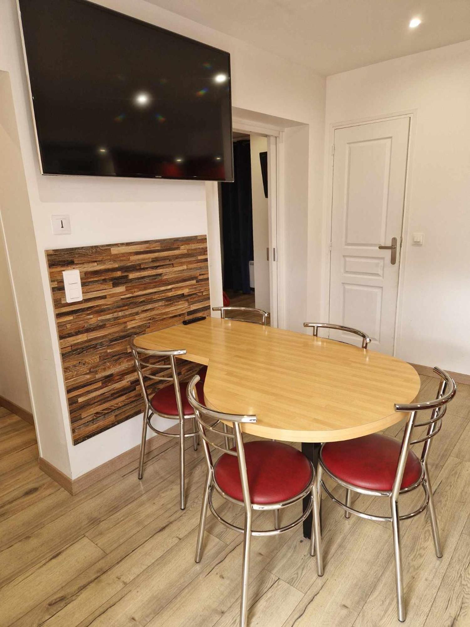 02 - Tres Joli 2 Pieces Avec 3 Lits Pouvant Accueillir Jusqu'A 5 Personnes, Situe Au Rdc Avec Entree Independante, Une Place De Parking Reservee Devant L'Entree Et Terrasse Sur L'Arriere Donnant Sur Parc Arbore, Tout Le Linge De Maison Est Fourni Razac-sur-lʼIsle المظهر الخارجي الصورة